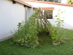 Quelle: Kinderarche Legelshurst Zelt aus Naturmaterialien